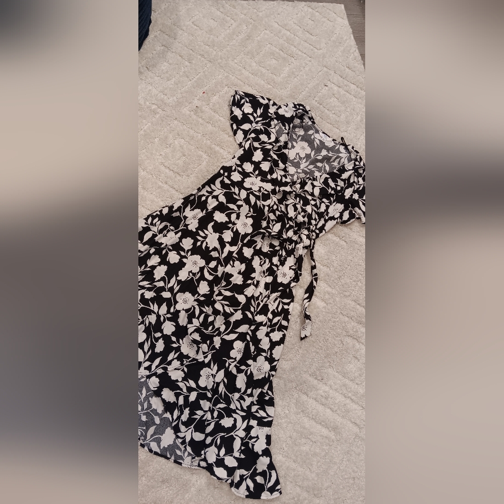 Time and Tru, M(8-10), black and white floral design